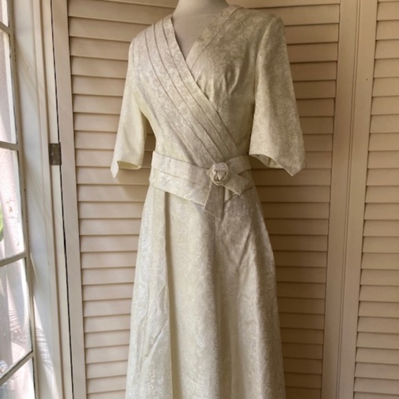Vintage Ivory Satin Wedding Gown - Picture 1 of 16
